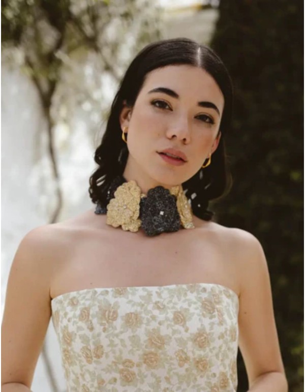 Collier avec fleurs brodées or et gris