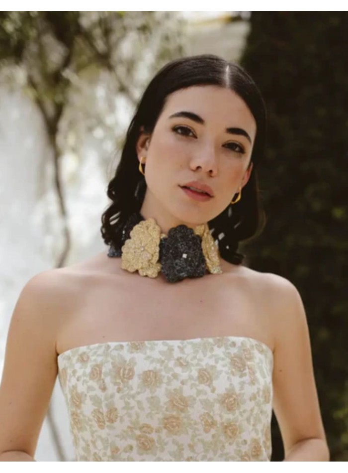 Collar con flores bordadas en dorado y gris