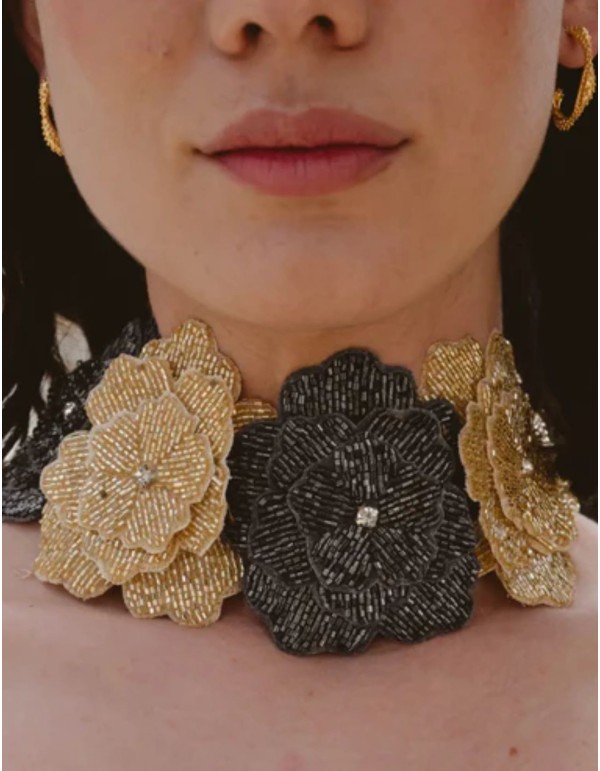 Collar con flores bordadas en dorado y gris 2