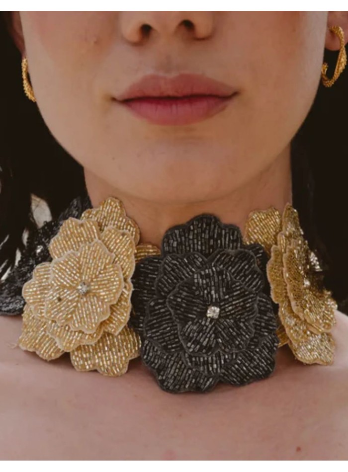 Collar con flores bordadas en dorado y gris
