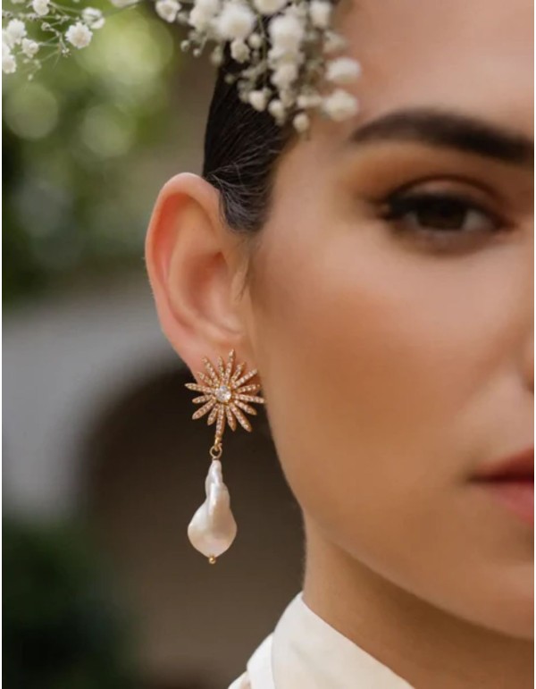 Long earrings with star and baroque pearl design 2