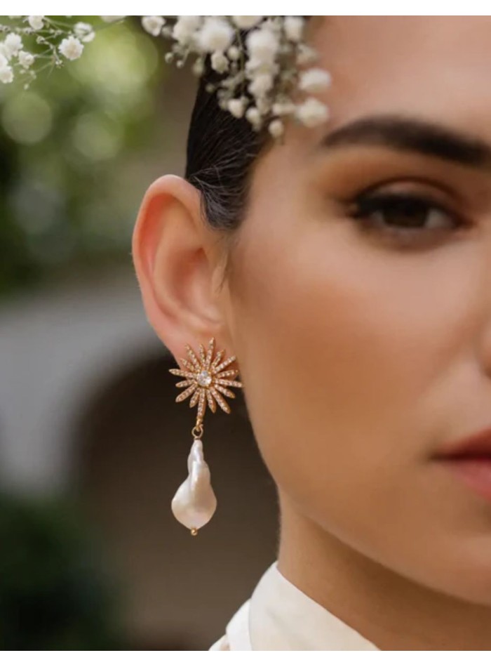 Pendientes largos con diseño de estrella y perla barroca para invitada