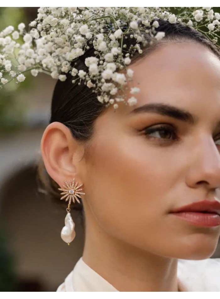 Pendientes largos dorados con diseño de estrella y perla barroca