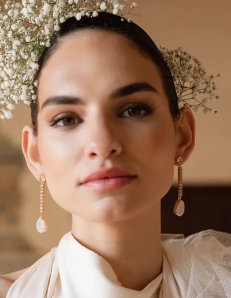 Long party earrings with zirconia and carved pearls