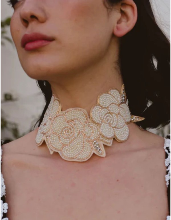 Necklace with embroidered flowers in beige 2