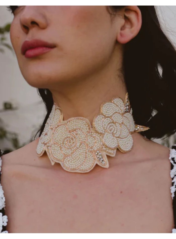 Necklace with embroidered flowers in beige