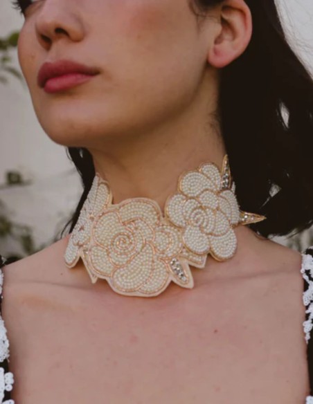 Collar con flores bordadas en beige
