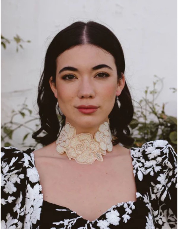 Necklace with embroidered flowers in beige