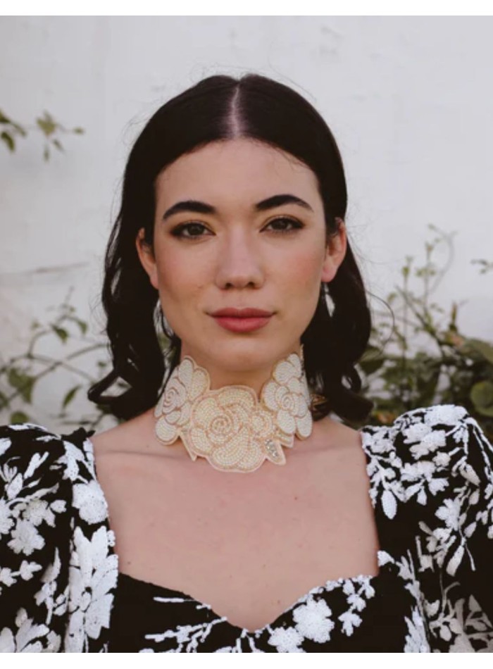 Collier avec fleurs brodées en beige