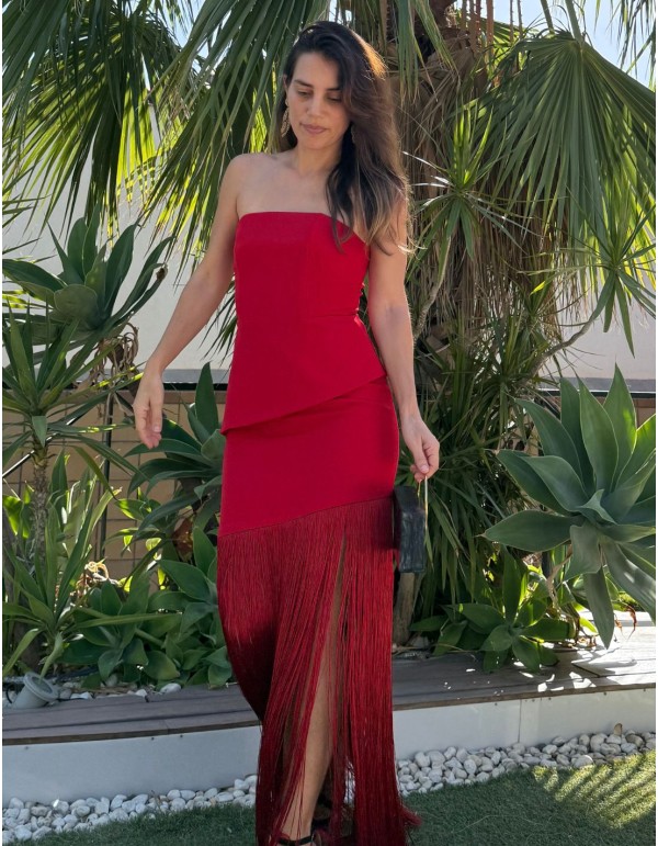 Long red dress with bangs and strapless neckline for a guest