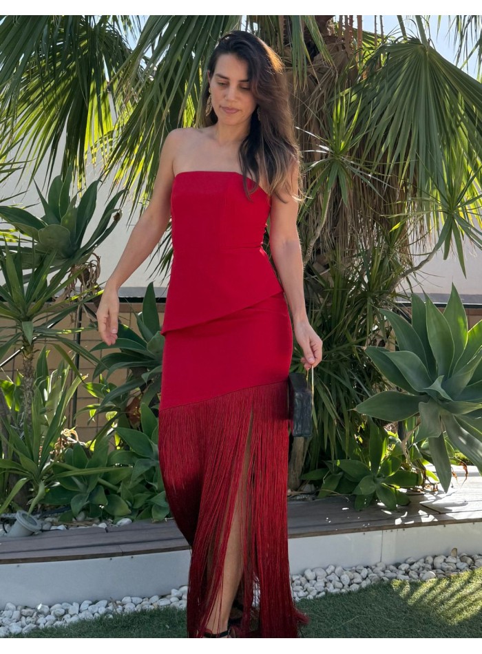 Longue robe rouge avec franges et encolure sans...