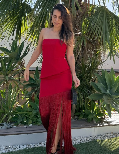 Vestido largo rojo de invitada con flecos y escote palabra de honor