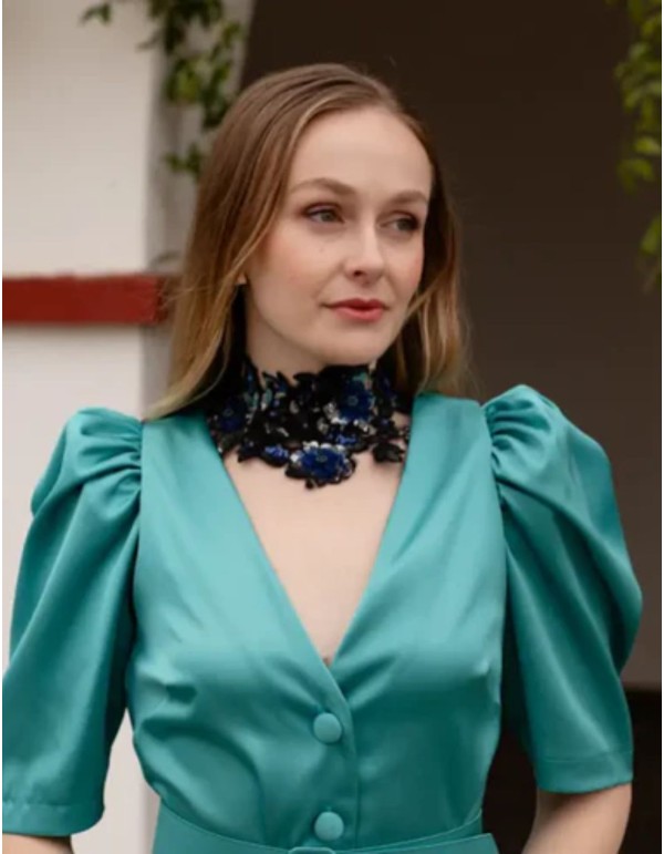 Collier avec fleurs brodées en bleu et noir