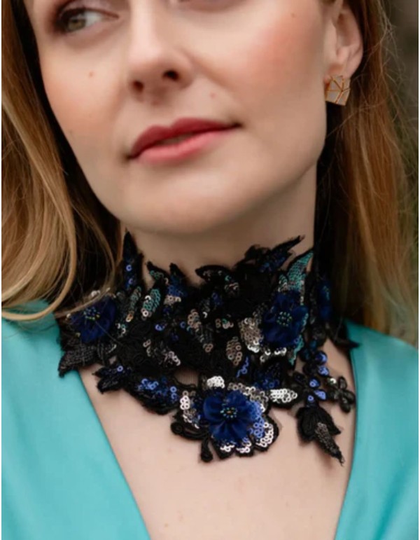 Necklace with blue and black embroidered flowers 2