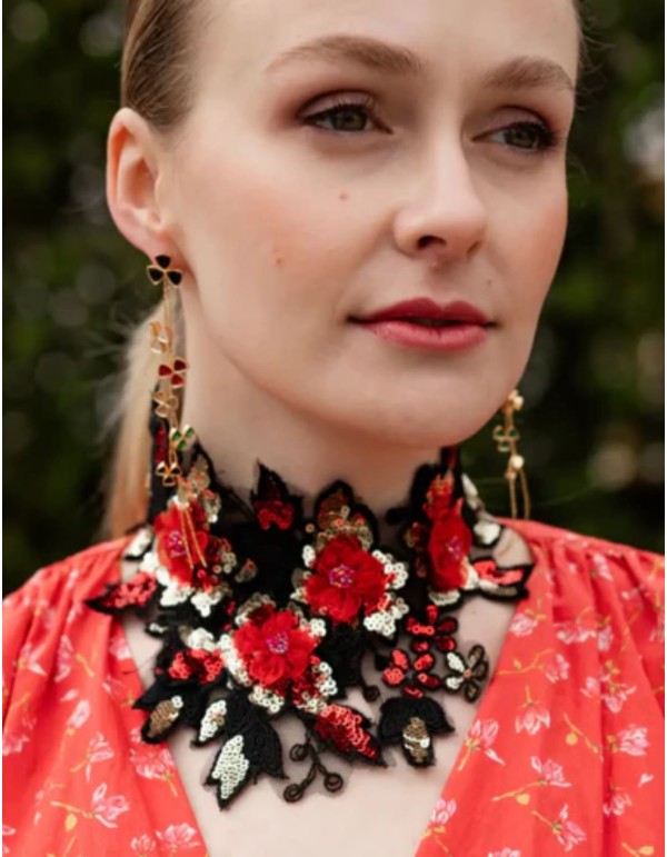 Collier avec fleurs brodées en rouge et noir
