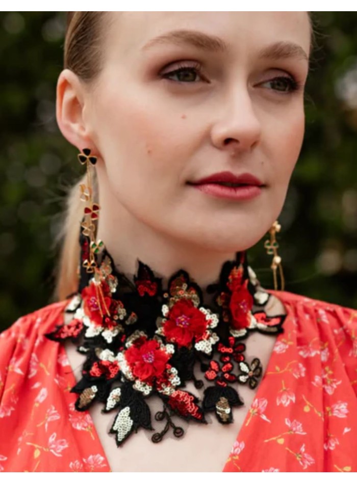 Collier avec fleurs brodées en rouge et noir