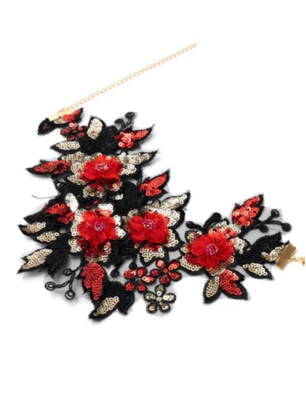 Collier avec fleurs brodées en rouge et noir 2
