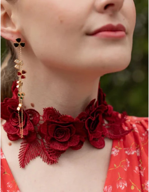 Collier avec fleurs brodées bordeaux 2