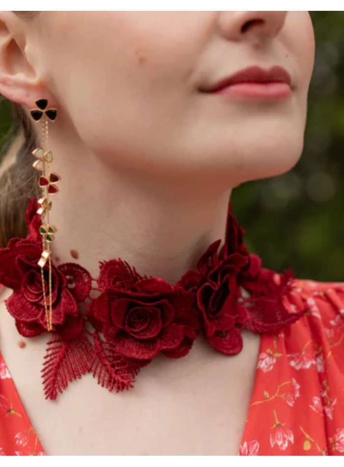 Collar con flores bordadas en burdeos