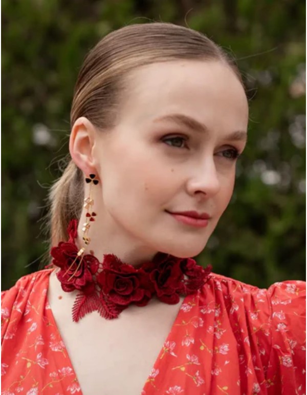 Collier avec fleurs brodées bordeaux