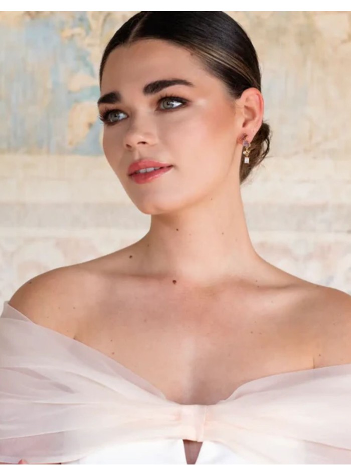 Pendientes cortos con piedras geométricas de colores de fiesta