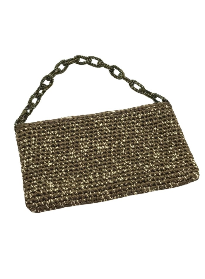 Cartera de crochet con hilos satinados y asa de eslabones café