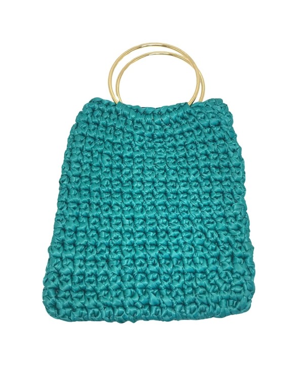 Cartera de crochet con cintas satinadas y asas metálicas