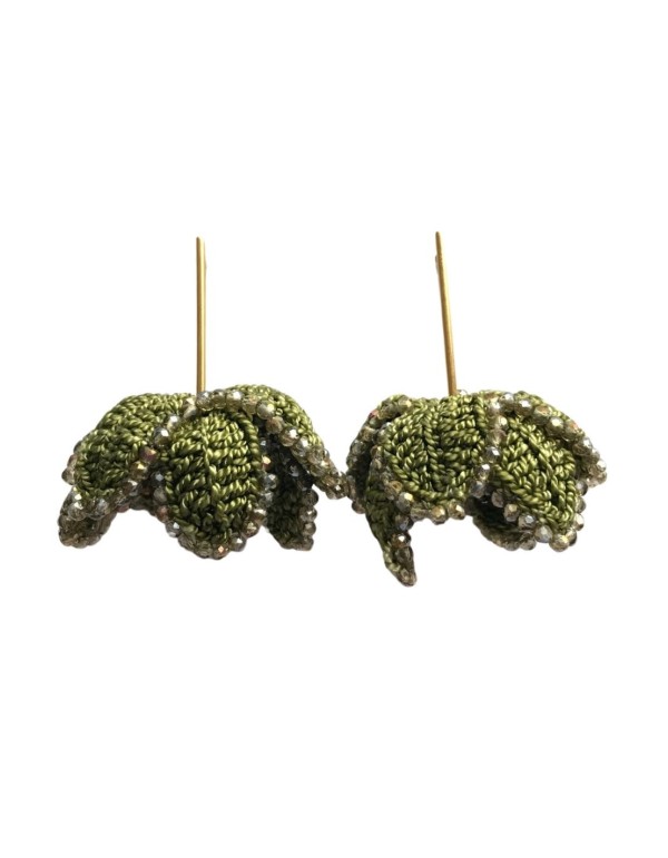 Pendientes florales de crochet con cristales y herraje dorado verdes