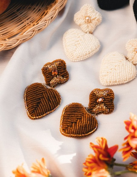 Pendientes flor y corazón bordados a mano con mostacillas bronces