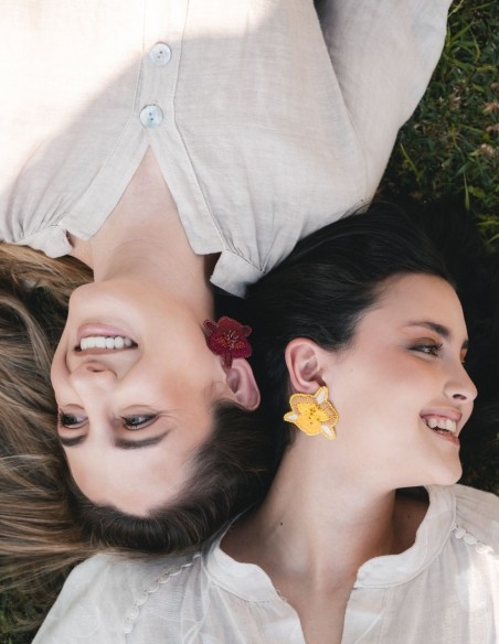 Boucles d'oreilles en fleurs d'orchidées brodées à la main avec des perles