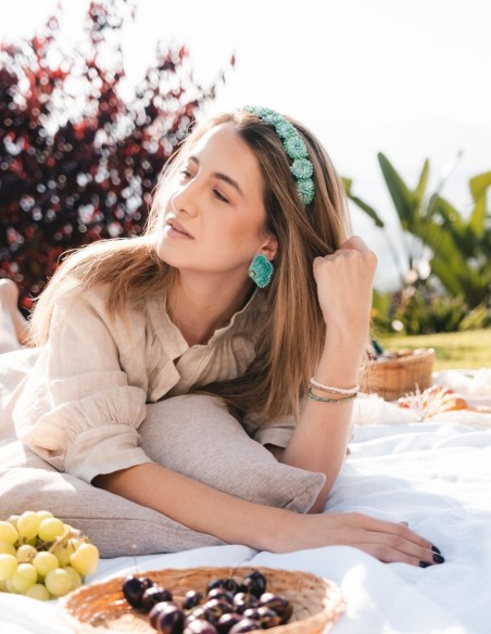 Boucles d'oreilles brodées avec perles et cristal central