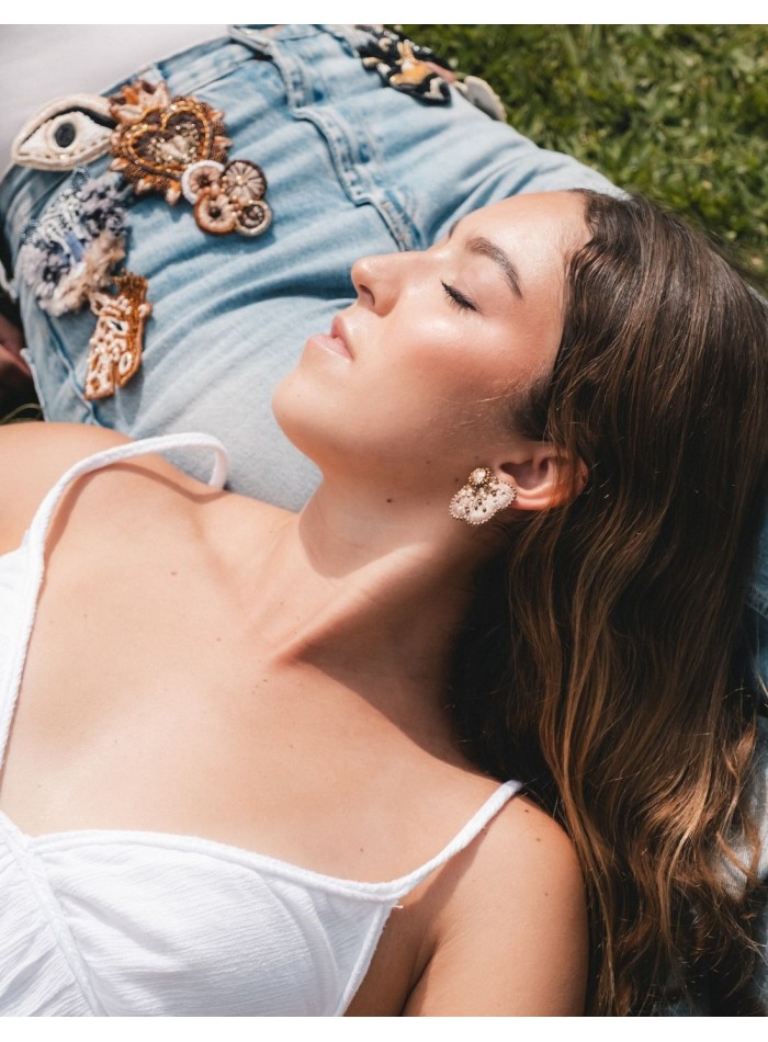 Pendientes media flor bordados con cristales y mostacillas para eventos