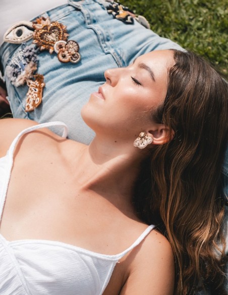 Boucles d'oreilles demi-fleurs brodées de cristaux et de perles