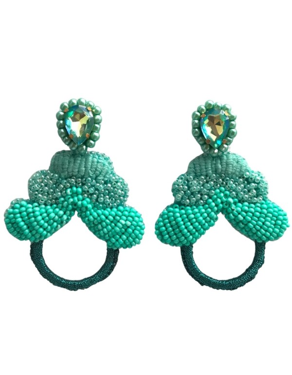 Pendientes de fiesta artesanales con topo de perlas y aro en crochet turquesa