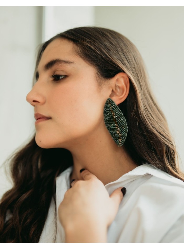 Maxi pendientes de fiesta verdes en forma de hoja para invitada de fiesta