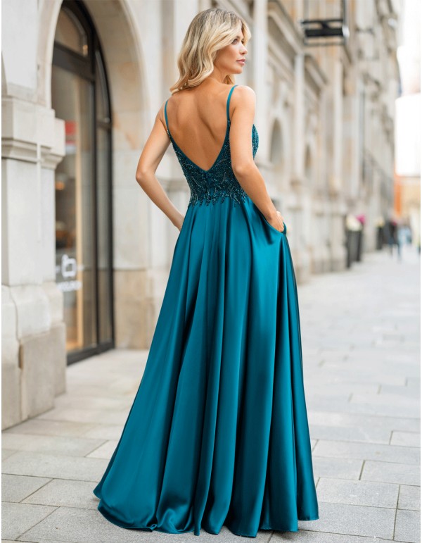 Vestido largo de fiesta con pedrería y falda con abertura...