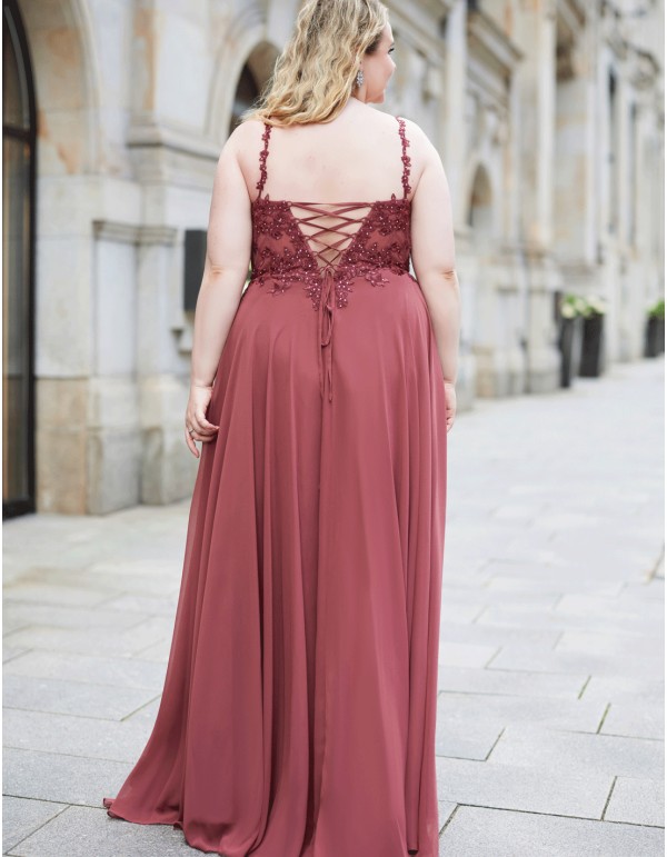 Longue robe de soirée grande taille avec jupe à volants...