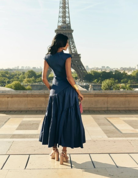 Robe d'invité midi plissée avec taille ajustée et tissu plissé