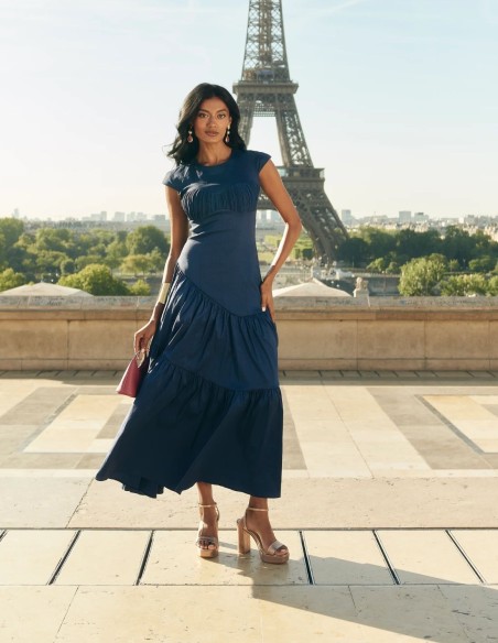 Robe d'invité midi plissée avec taille ajustée et tissu plissé