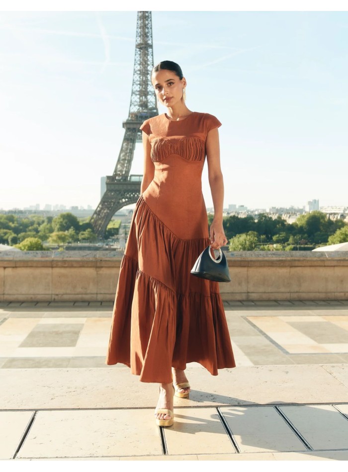 Robe midi à manches courtes et taille ajustée
