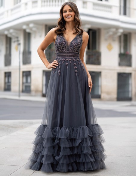 Elegant evening dress with embroidered tulle and rhinestones