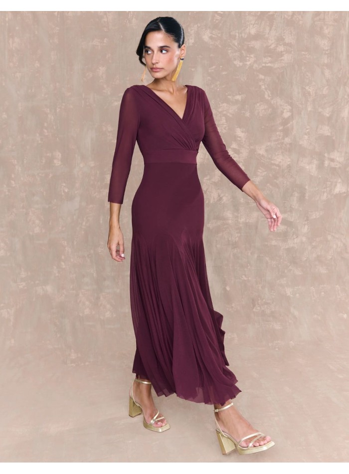 Vestido midi para invitada berenjena con escote...