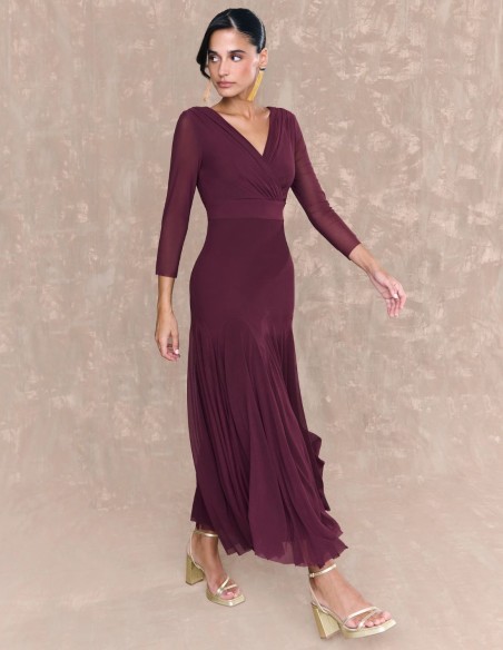 Vestido midi para invitada berenjena con escote cruzado y falda con vuelo