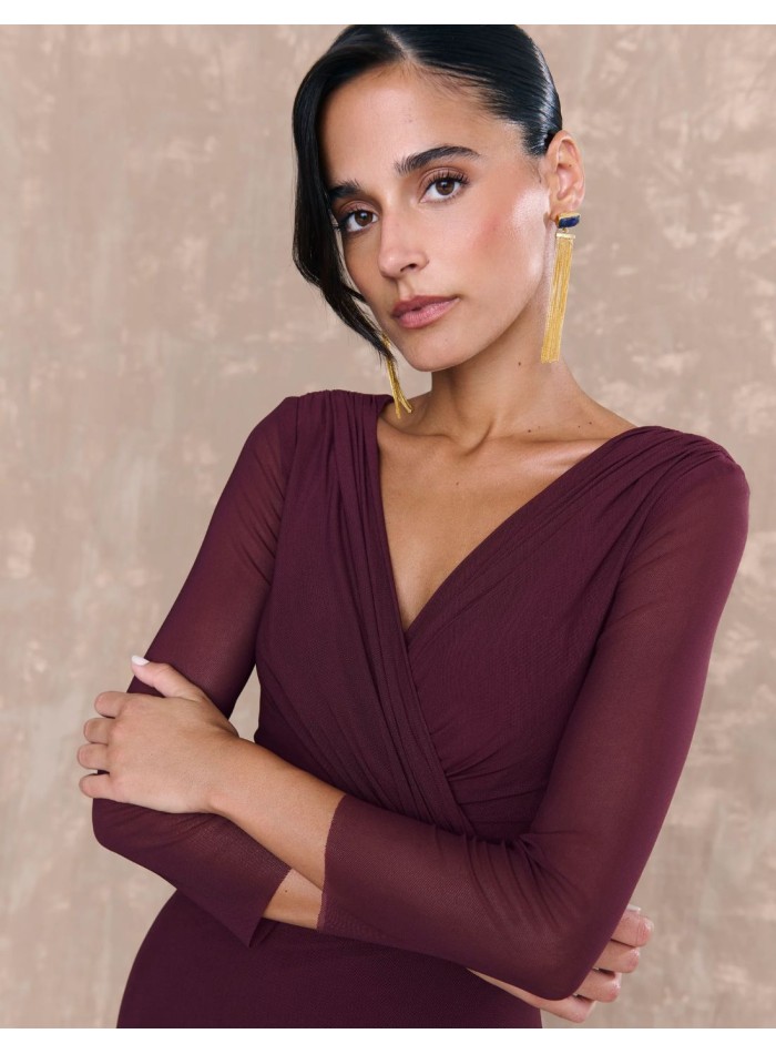 Vestido midi para invitada berenjena con escote cruzado y falda con vuelo