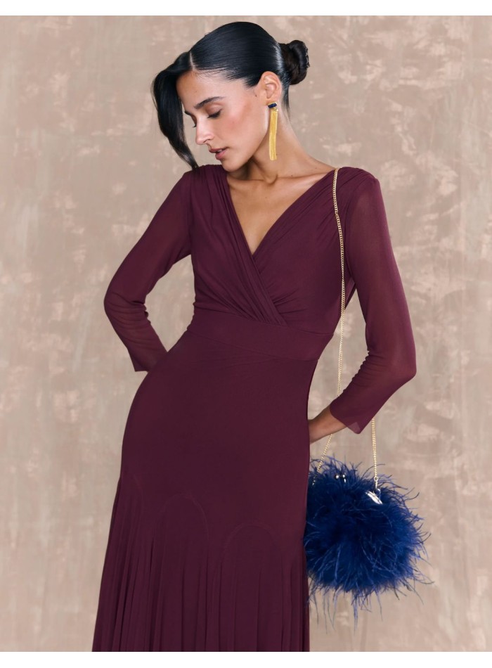 Vestido midi para invitada berenjena con escote cruzado y falda con vuelo