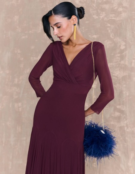 Vestido midi para invitada berenjena con escote cruzado y falda con vuelo
