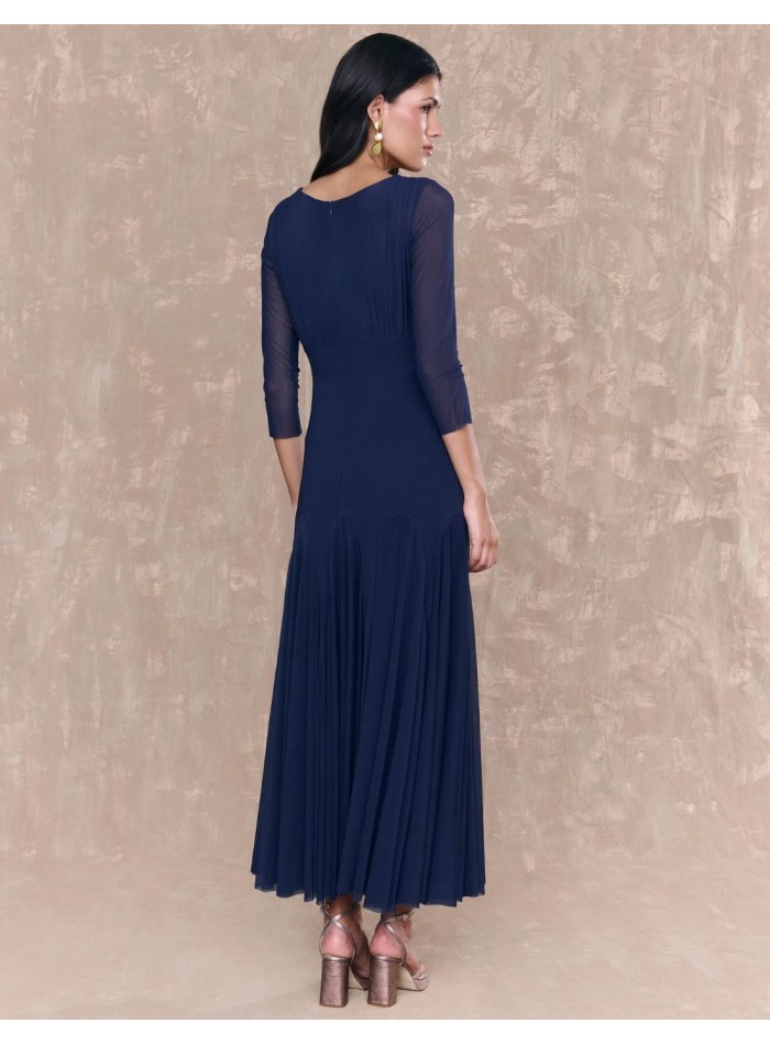 Vestido midi para invitada azul marino con escote cruzado y falda con vuelo