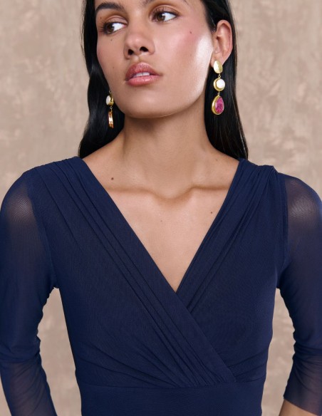 Robe d'invité midi bleu marine avec encolure croisée et jupe à volants