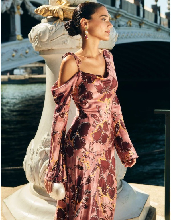 Vestido midi para invitada con estampado de flores rosa y escote asimétrico 2