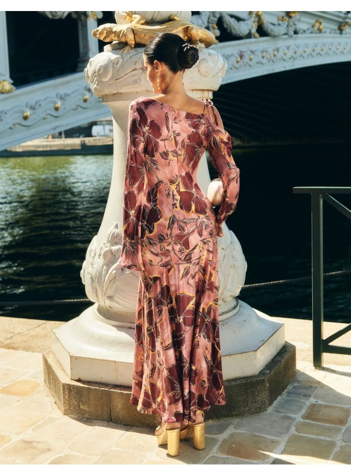 Vestido midi para invitada con estampado de flores rosa y escote asimétrico